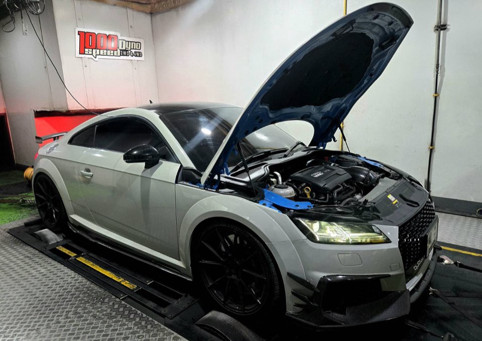 Audi TT บนไดโน่ระหว่างจูน