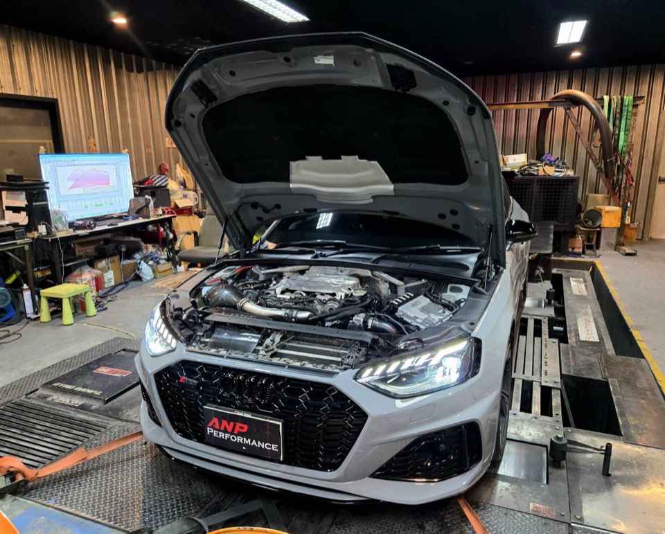 ห้องเครื่อง Audi RS4 บนไดโน่