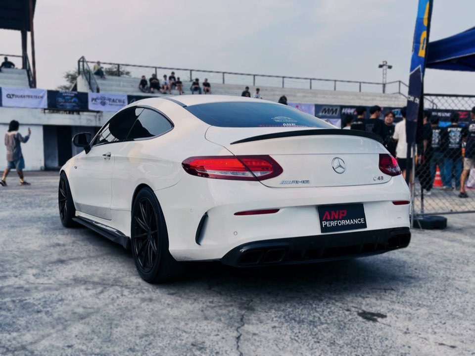 Mercedes-AMG C63 ด้านหลัง