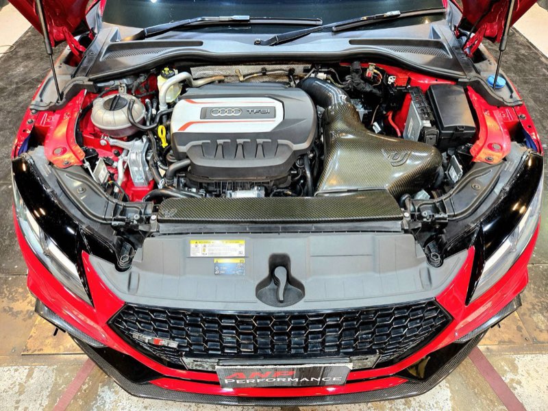 ห้องเครื่อง Audi TT RS พร้อมชุดอินเทคคาร์บอน