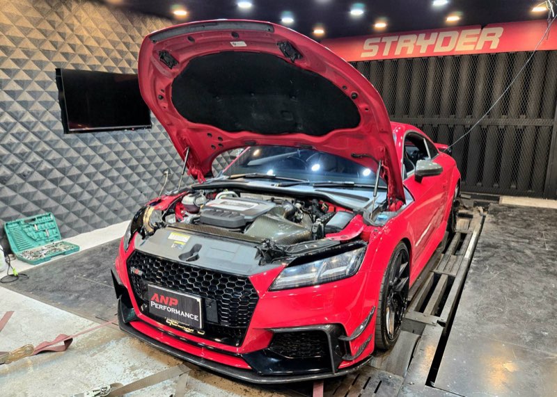 Audi TT RS สีแดง บนไดโน่