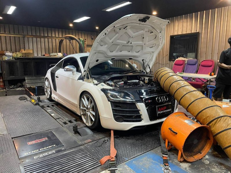 Audi R8 บนไดโน่