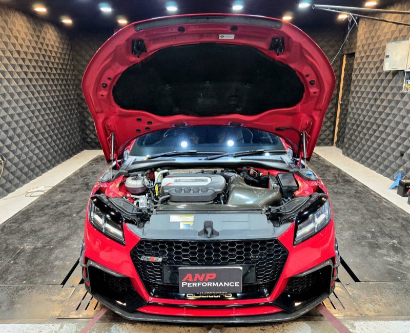 ห้องเครื่อง Audi TT RS สีแดง ในห้องจูน