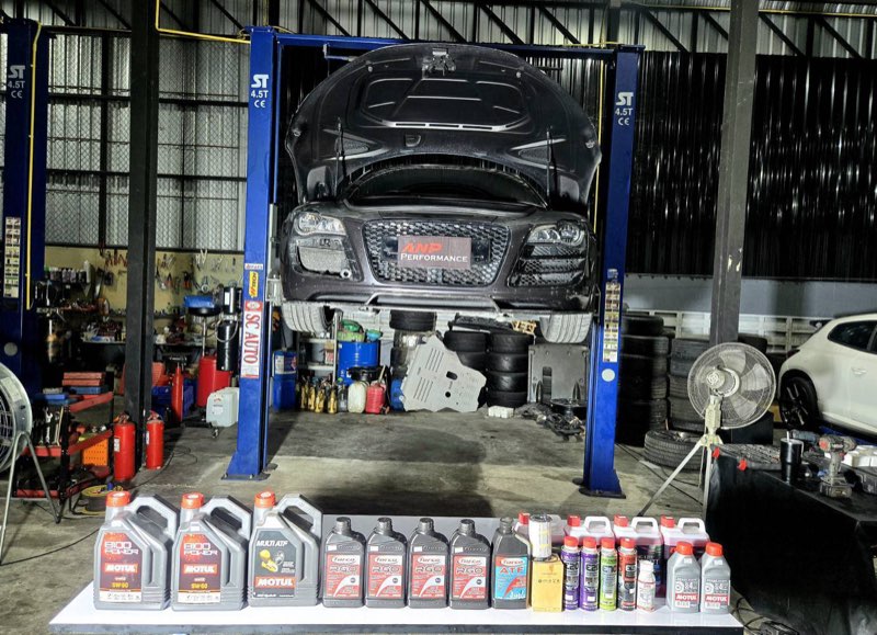 Audi บนลิฟต์ พร้อมอุปกรณ์เซอร์วิส